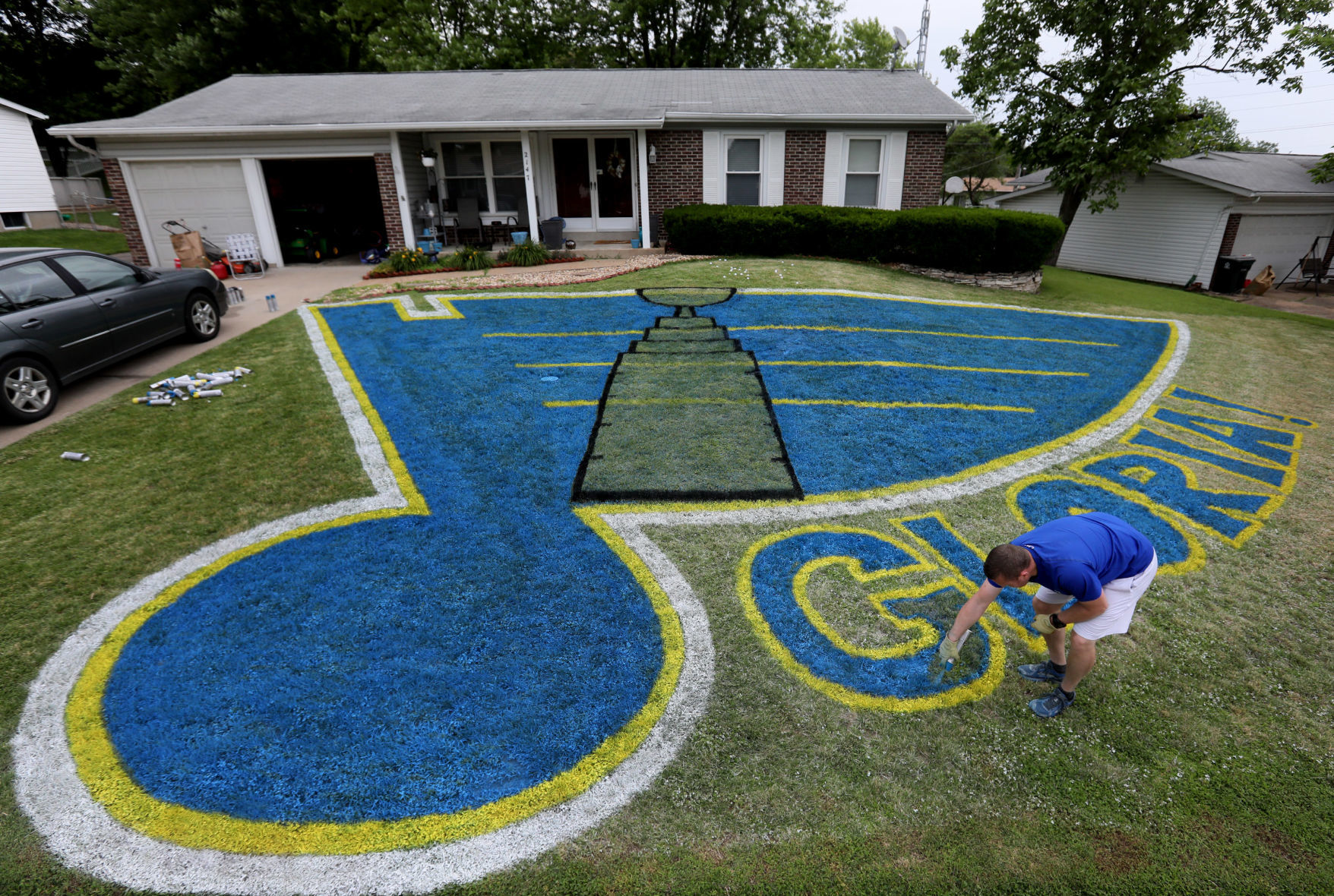 St. Louis Blues fans with logo painted on yards adds Stanley Cup